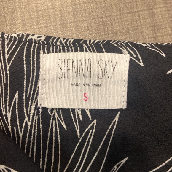 Patterned Tank Top - Picture 4 of 4